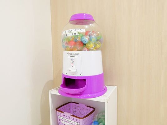 ガチャ機器のある廊下  