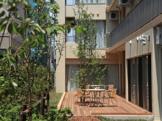 心地よい中庭の景色