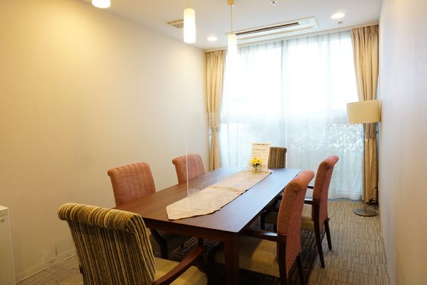 応接室のテーブルと椅子