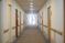 明るく清潔な廊下