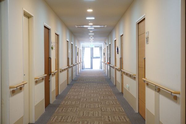 明るく清潔な廊下