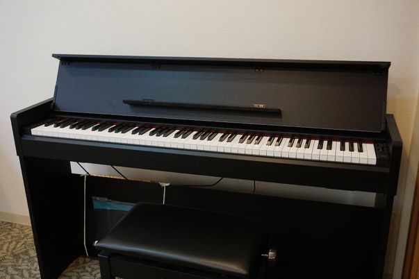 黒い電子ピアノと椅子