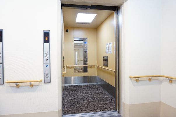手すり付きエレベーター入口