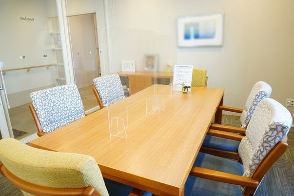 会議室のテーブルと椅子