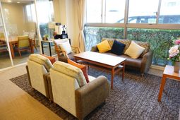 ラウンジの家具と窓