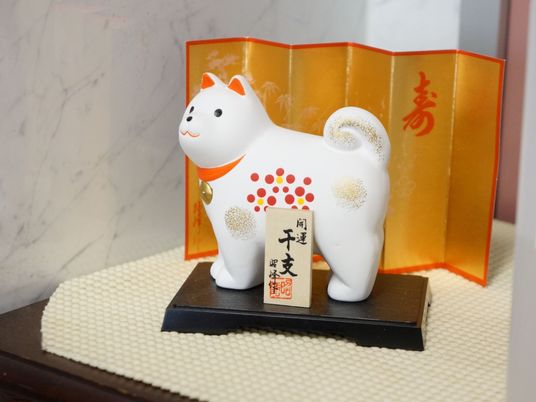 招福招き猫と屏風
