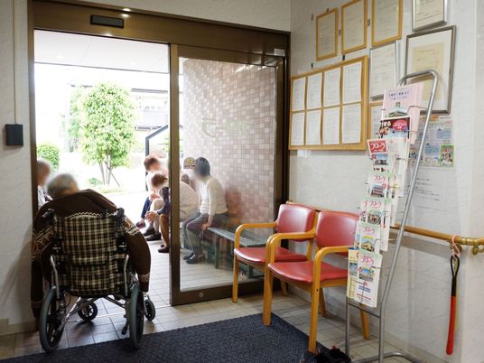 入口と掲示板のエントランス