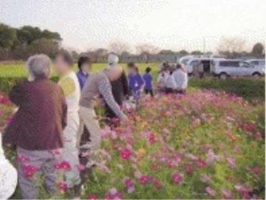 花畑と人々の集合