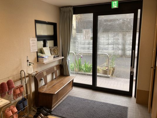 光が差し込むエントランス