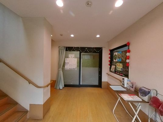 明るい玄関前の廊下