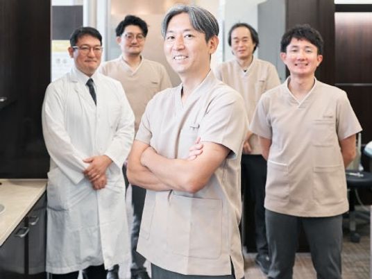 スタッフが並ぶ多目的室  