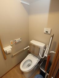 手すり付きトイレの内観