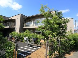 明るい日差しの外観