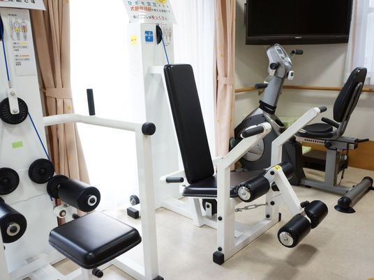 トレーニング器具が並ぶ部屋