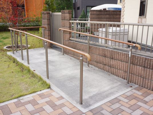 手すり付きスロープの外観