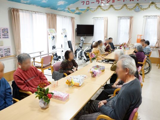 憩いの場で寛ぐ人々