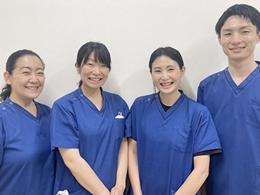 青い制服のスタッフが並ぶスタッフイメージ  