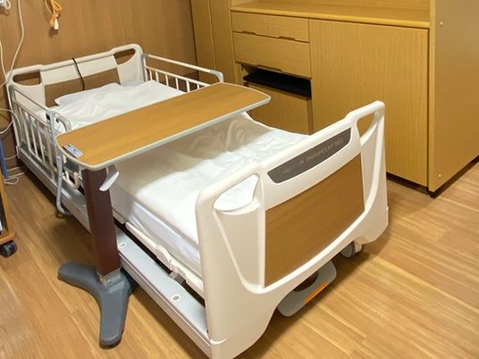 ベッドと収納のある居室  