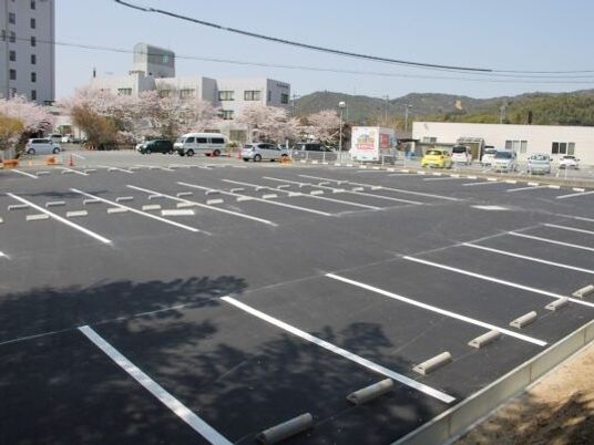 広い駐車場外観  