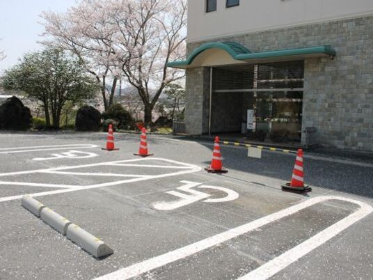 建物前の駐車場外観  