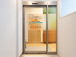 クリニック入口の自動扉  