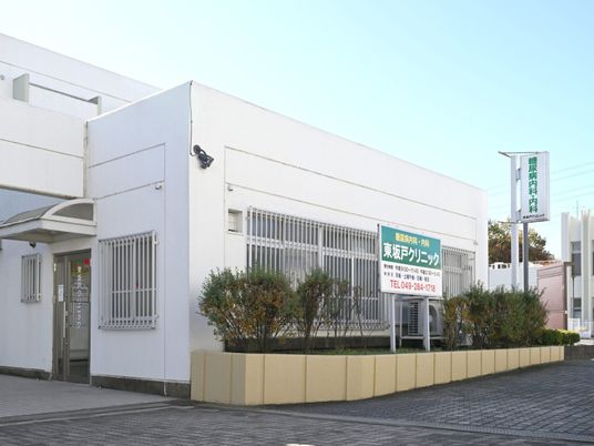 白い建物の外観  
