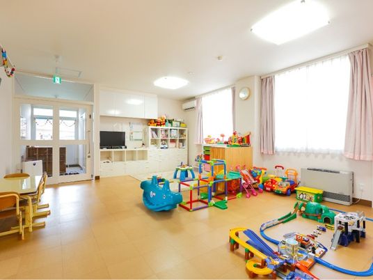 明るい遊び場の室内  