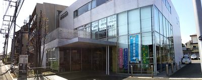 ガラス張りの外壁建物