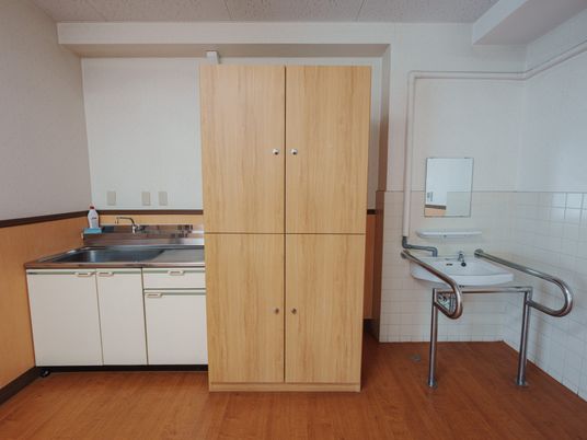 機能的なキッチンと洗面台