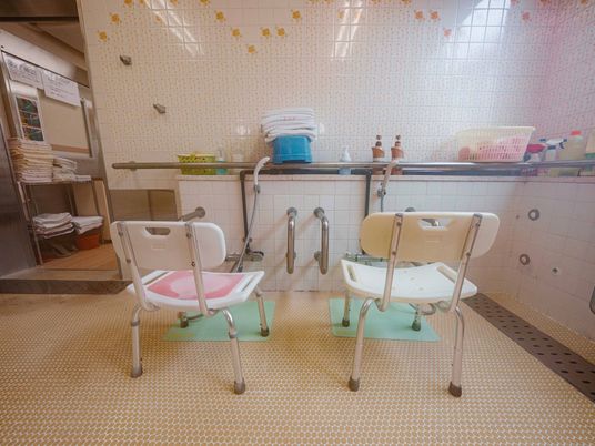 2つの椅子がある部屋