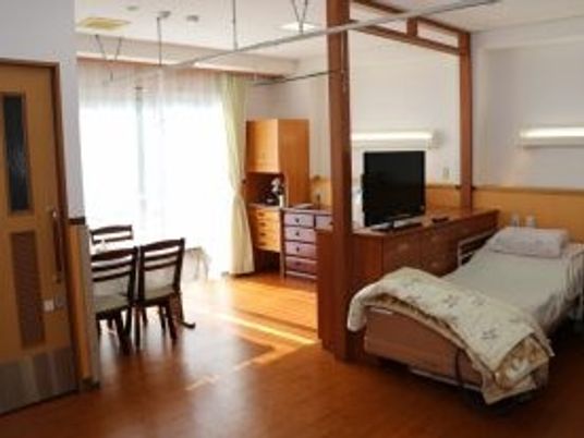 明るい居室のベッド  