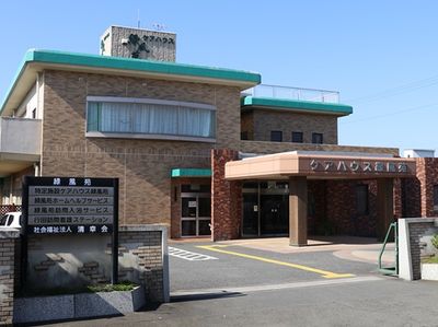 日差しの中の外観エントランス