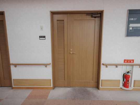 部屋のドアと廊下