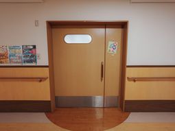 木目調の扉が特徴の廊下
