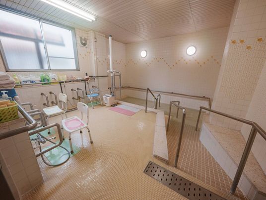 浴槽がある広々とした室内