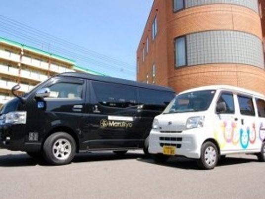 送迎車が並ぶ外観  