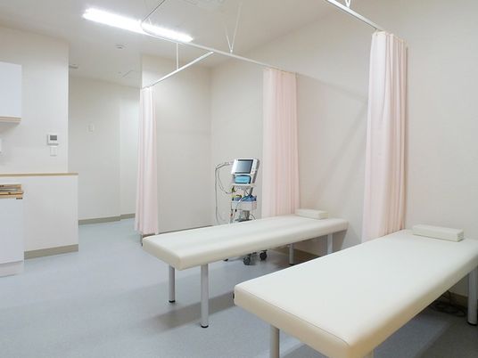 機能訓練室の施術ベッド  