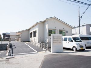 施設の外観と駐車場  
