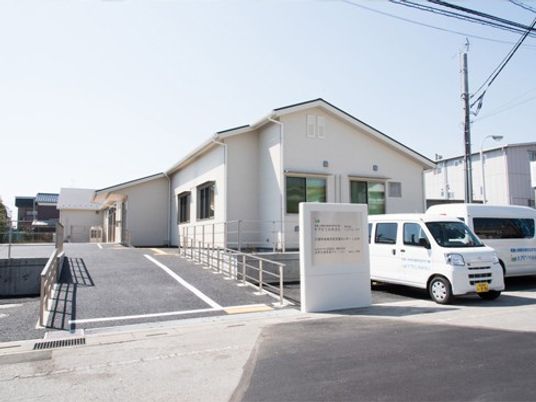 施設の外観と駐車場  
