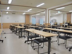 多目的室の机と椅子  
