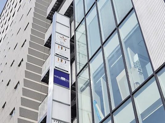 ガラス張りの建物外観  
