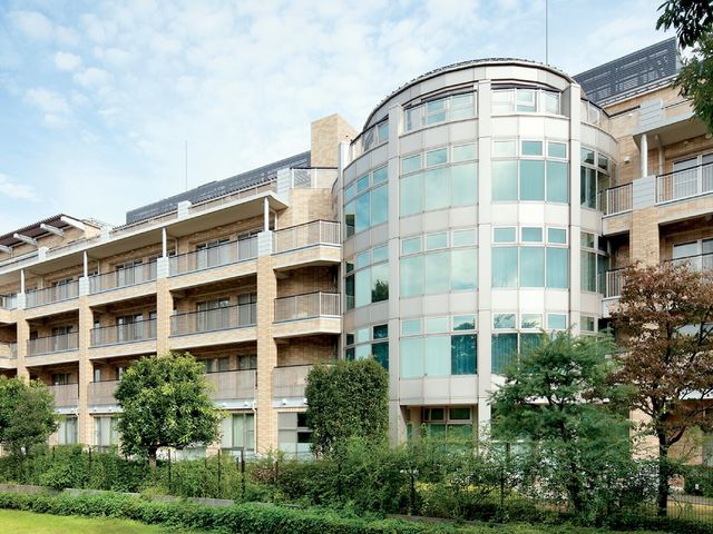 広々とした施設の外観 外観 ガラス張りで開放的な環境、緑に囲まれた快適な空間が広がっています。
