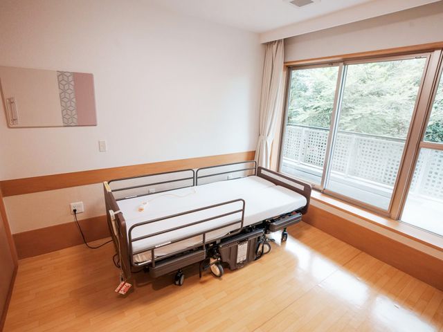 清潔な個室の居室 洋室 窓から自然光が差し込む居室で、ゆったりとした時間をお過ごしいただけます。設備整ったベッドも完備しております。