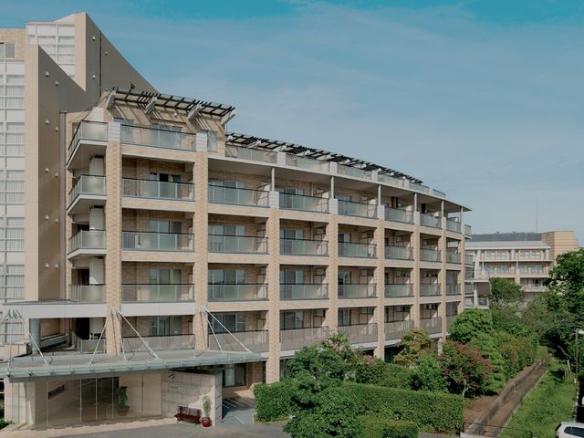 清潔感のある建物外観 外観 開放的な空間が印象的な建物です。緑豊かな環境も魅力の一つです。