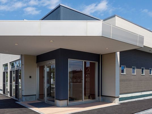 建物正面のエントランス  