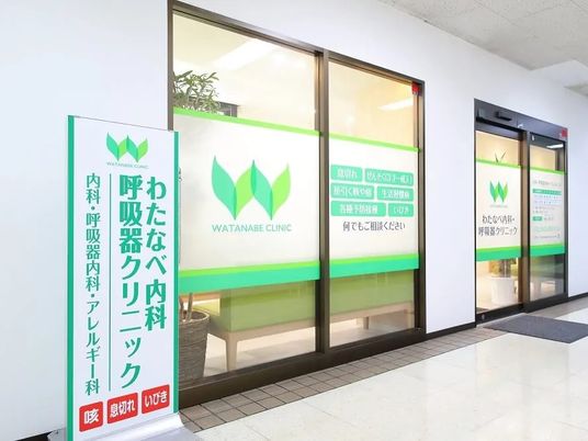 クリニックの明るい受付前  