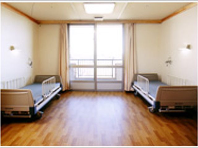 2床のベッドがある居室 居室 広々とした居室で、自然光がたっぷり入ります。集中して仕事に取り組める環境です。