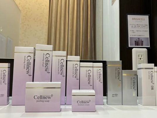 洗面台前の化粧品棚  