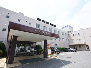 病院の正面玄関  