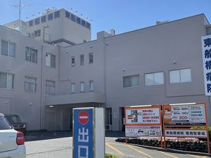 病院の駐車場入口  